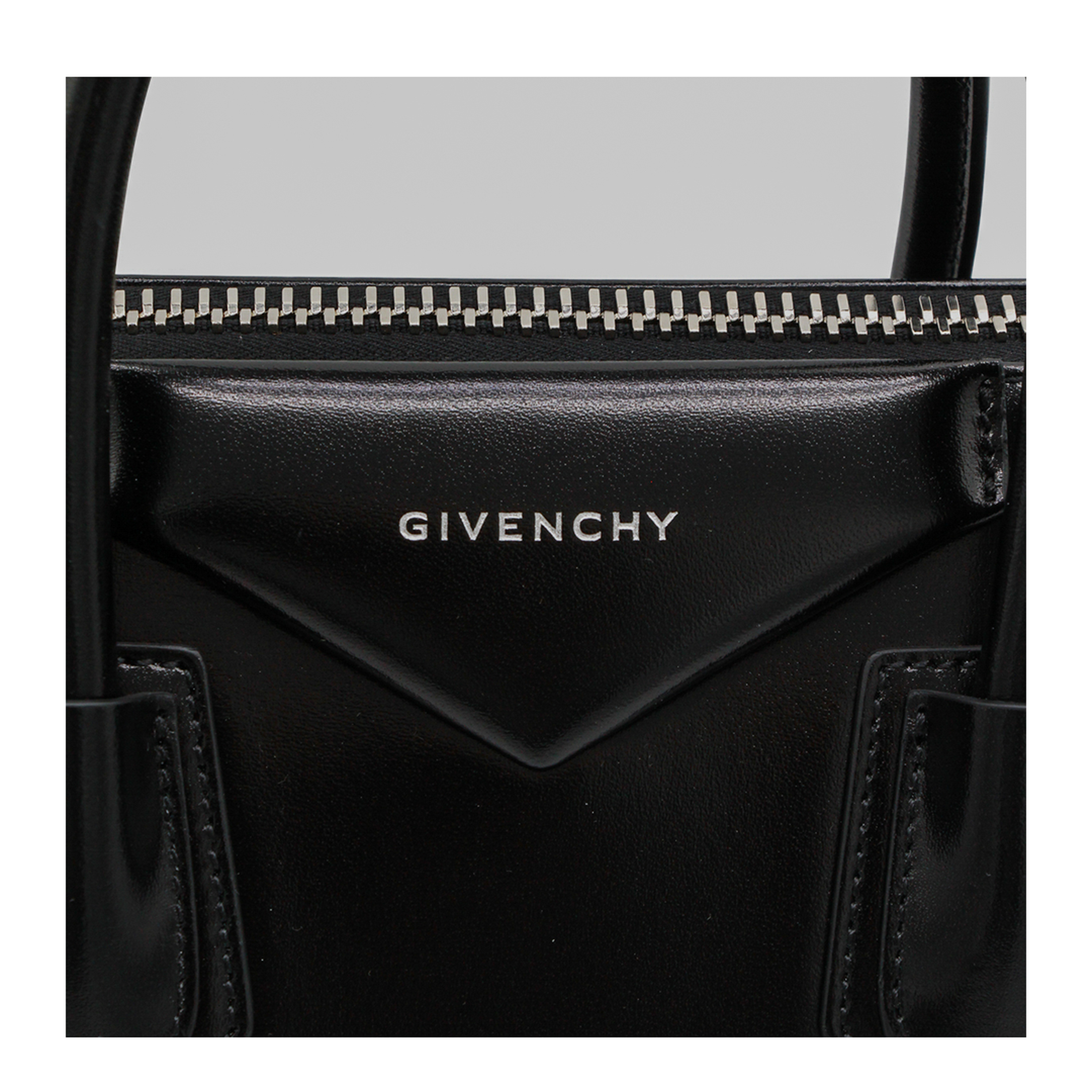 Antigona Small Leather Shoulder Bag