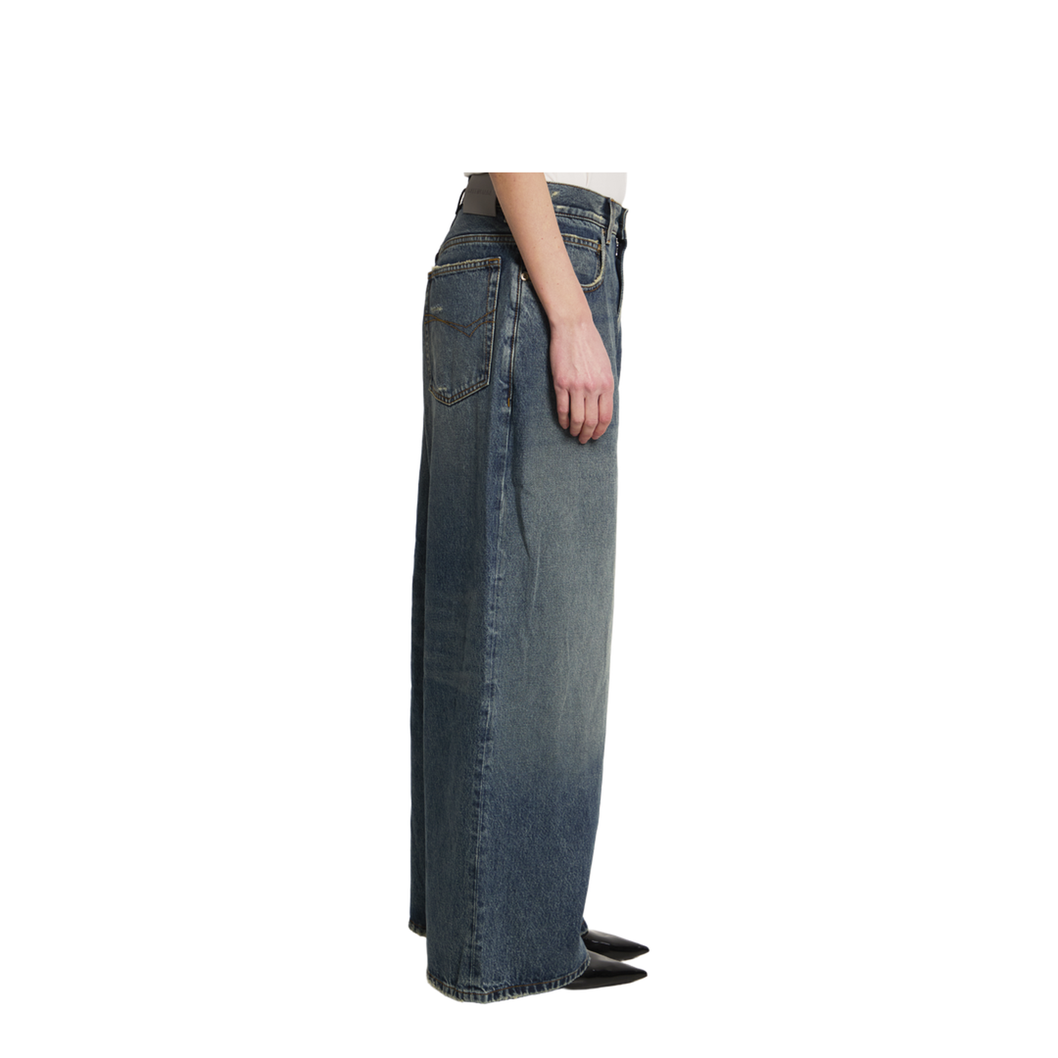 Low-rise baggy jeans