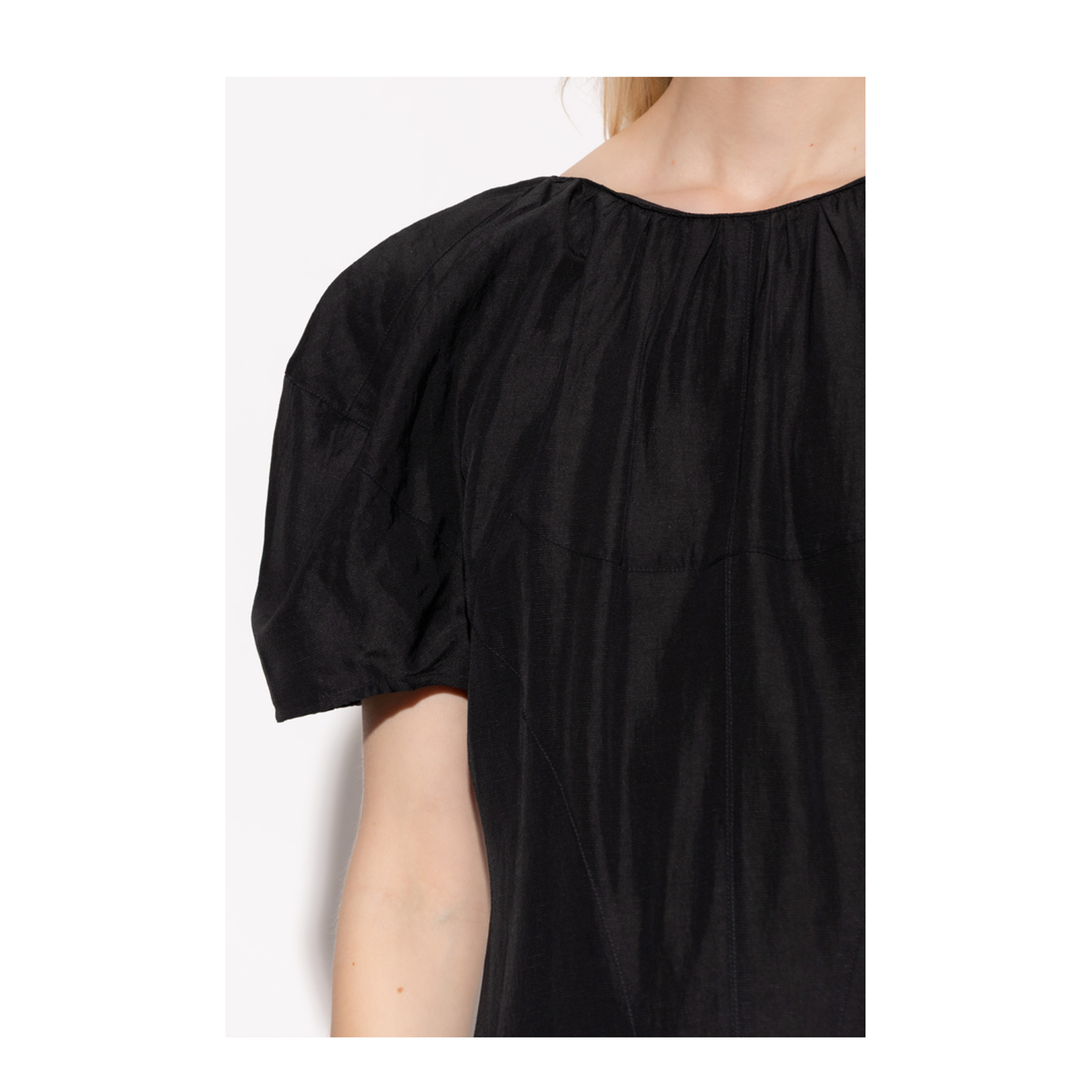 Dress with a round neckline