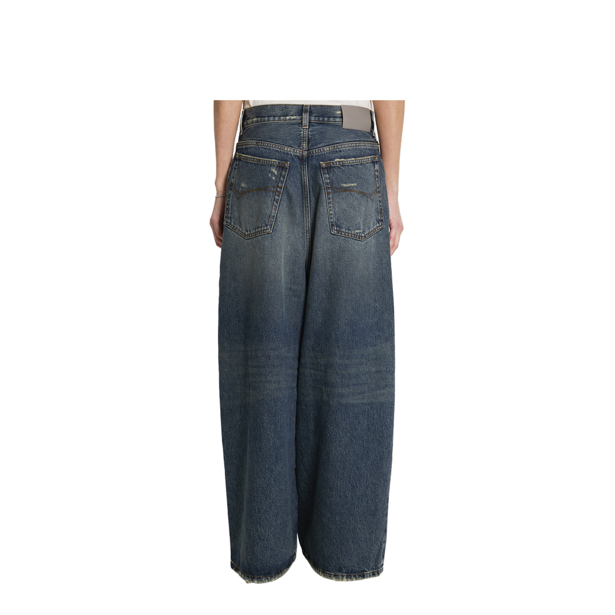Low-rise baggy jeans