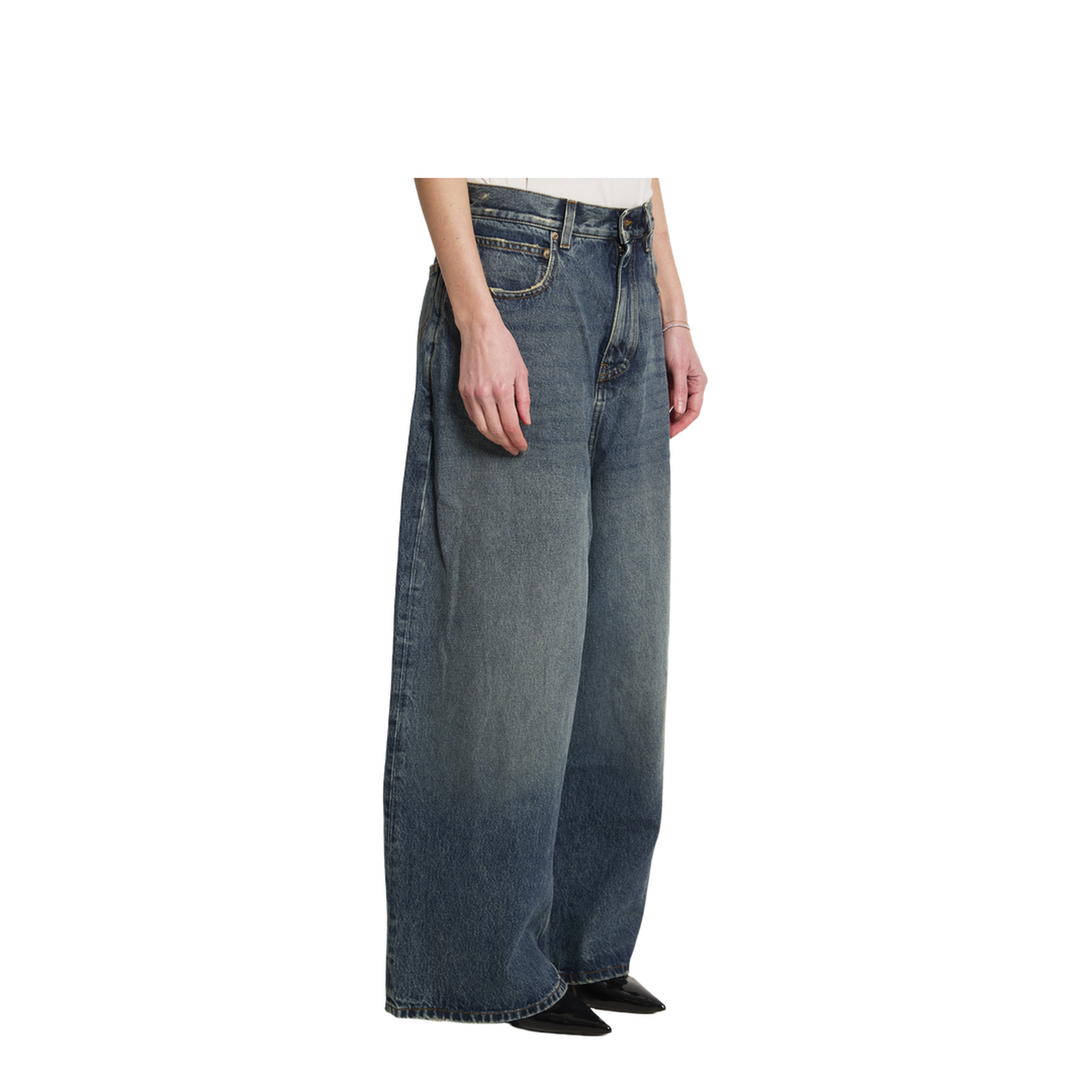 Low-rise baggy jeans