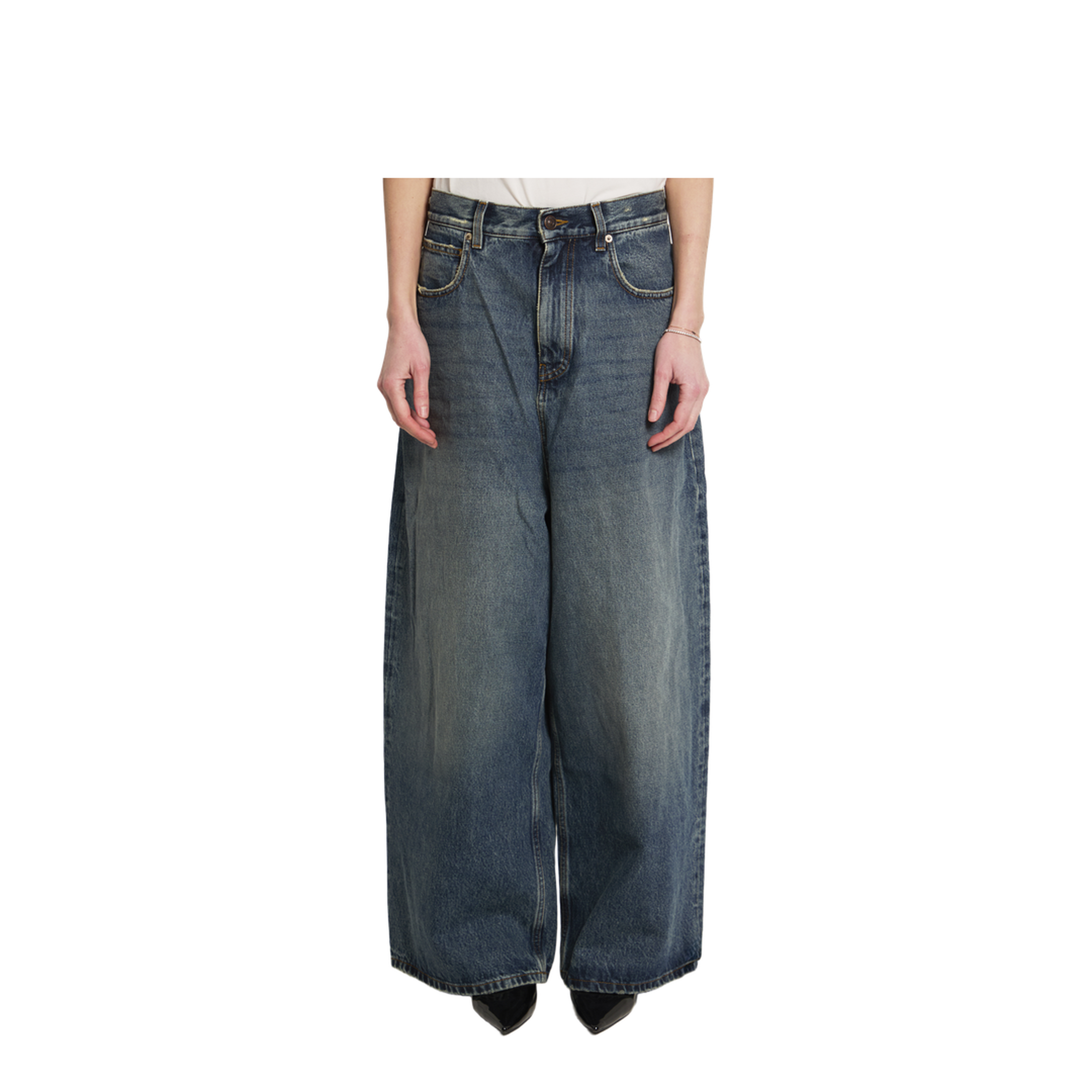 Low-rise baggy jeans