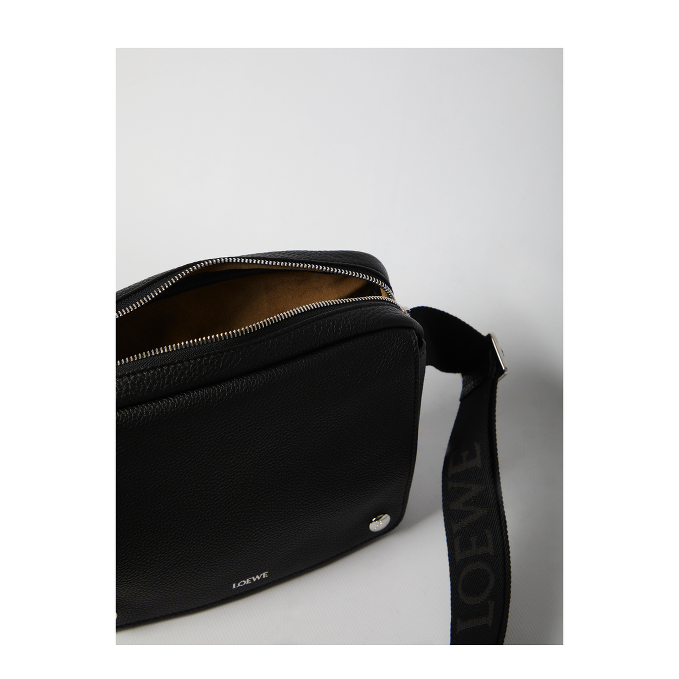 Medium Pebble Messenger Bag