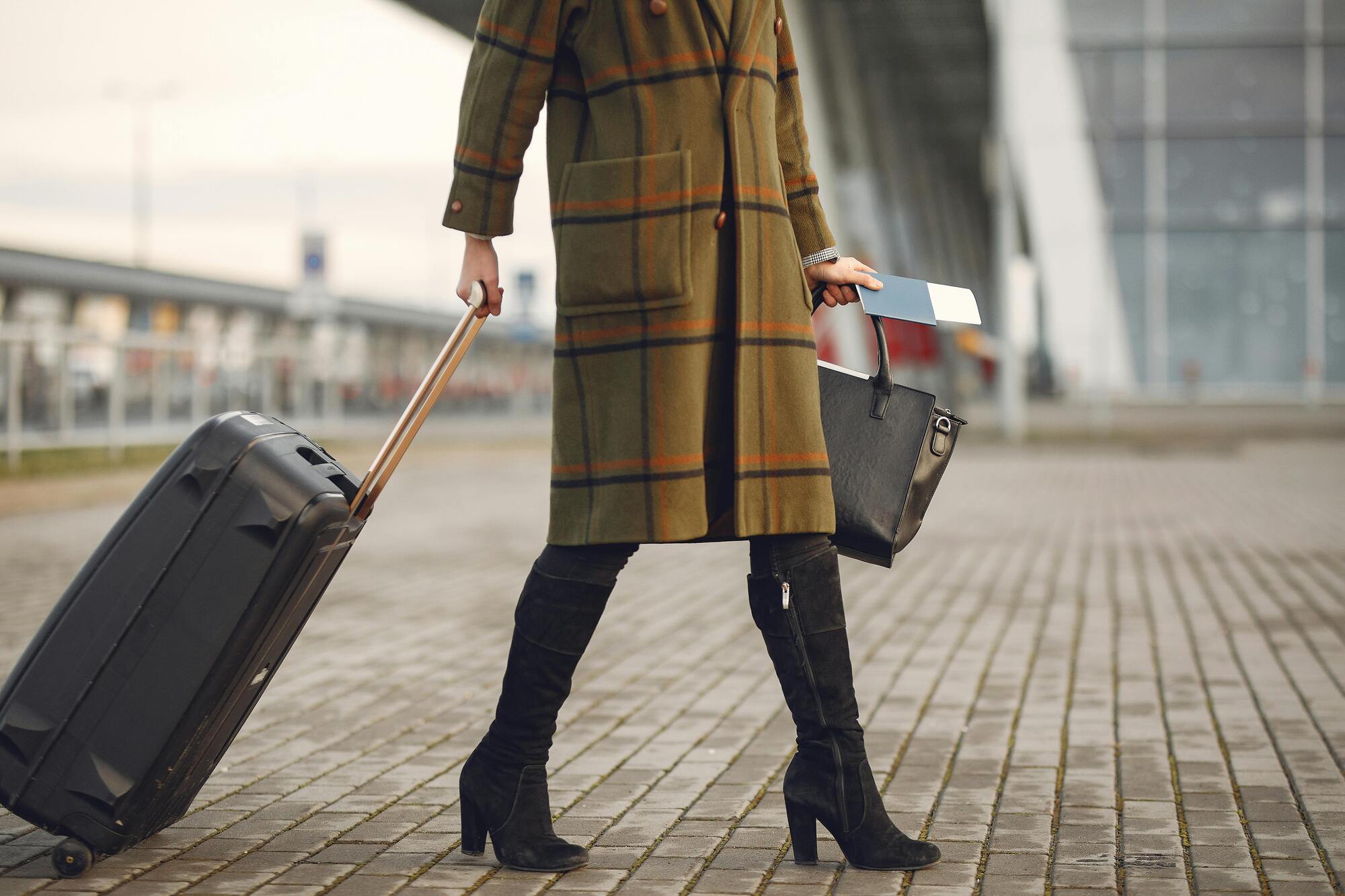 Ladies and Gentlemen, Here’s How You Pick Your Stylish Airport Bag