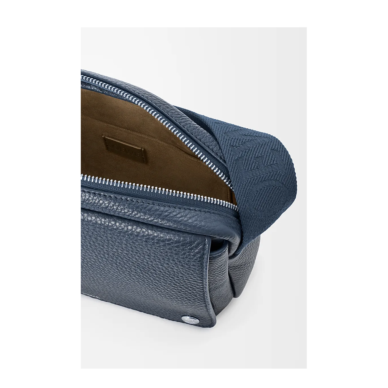 Medium Pebble Messenger Bag
