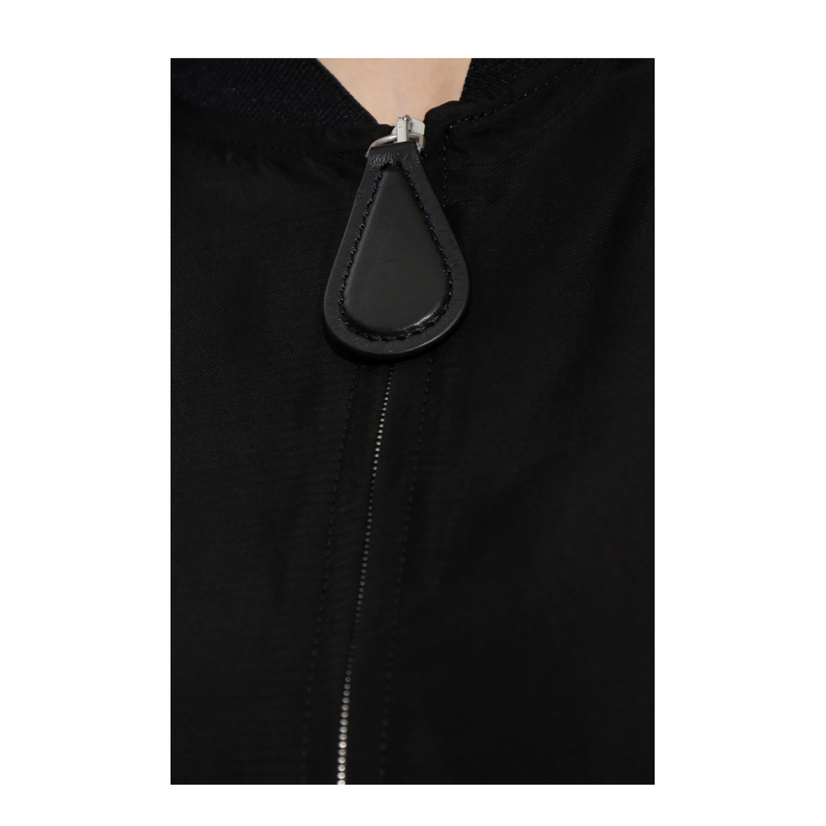 Shirt with zip fastening