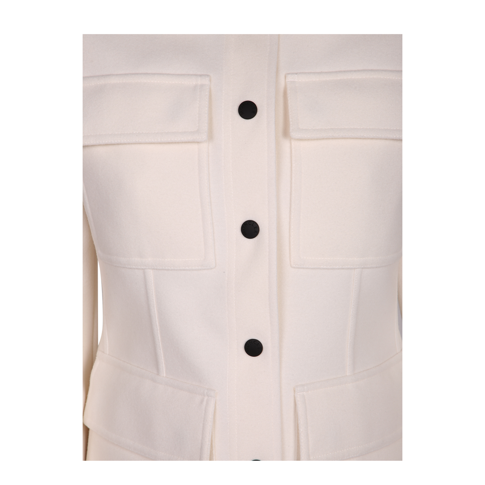 Shirt collar. Front closure with contrasting black buttons. Flap pockets on the chest.