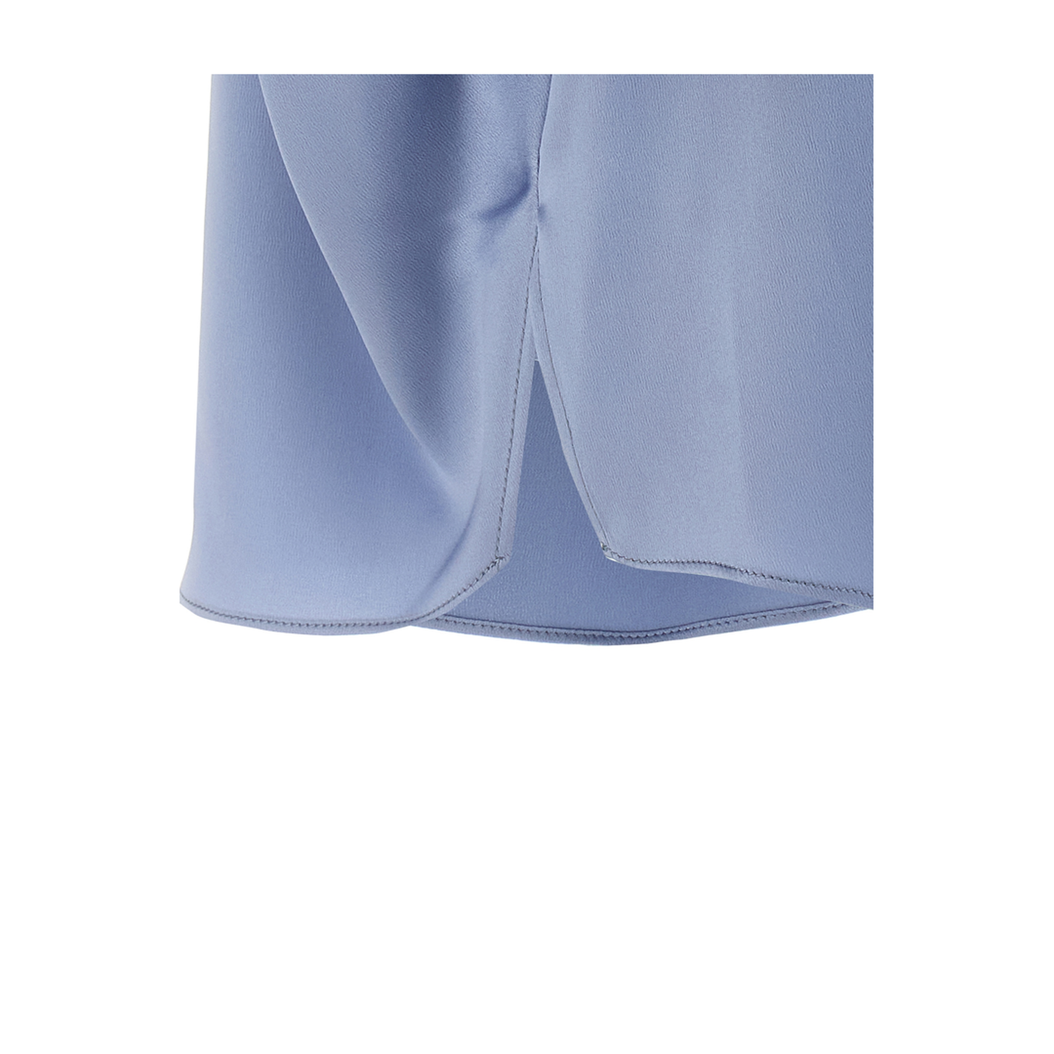 Short sleeves. Front button closure. Pointed collar.