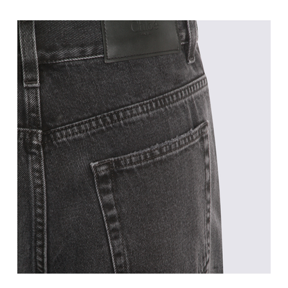 High-waisted jeans