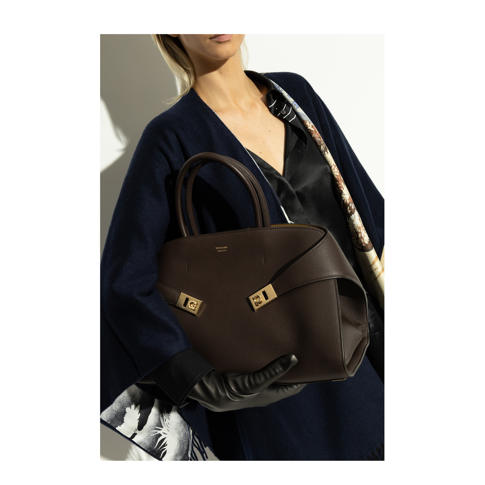 Hug Medium Shoulder Bag
