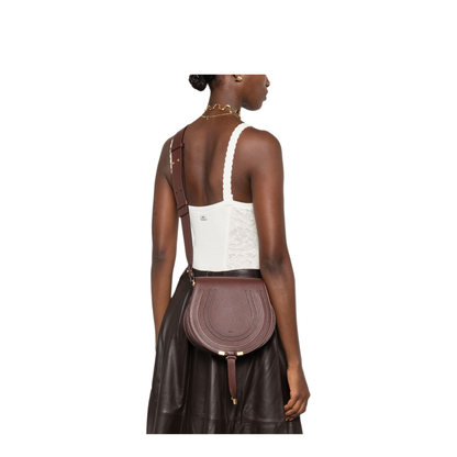 MAYFEYR - Chloè - Marcie Saddle Bag In Grained Leather - CHC24AS679I3127M