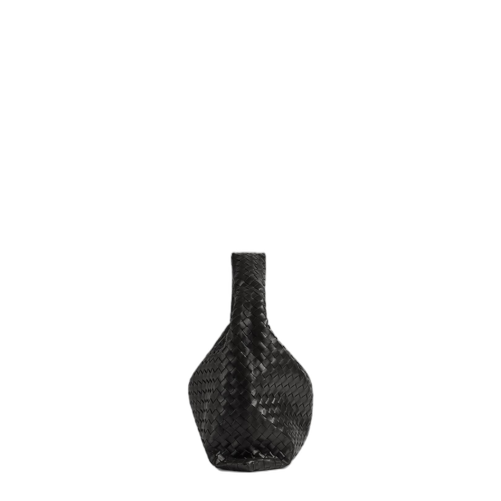 Large Hop in Black